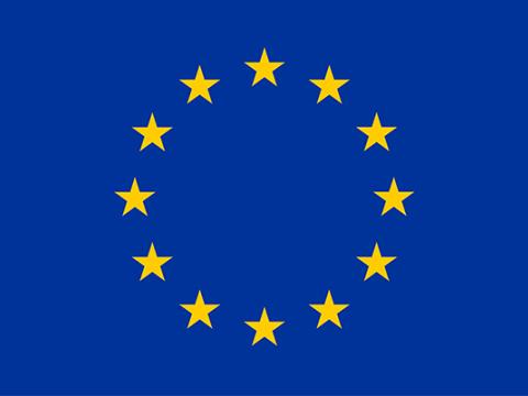 Europa-Flagge zeigt einen Kreis aus zwölf gelben Sternen auf blauem Hintergrund.