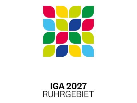 Logo Internationalen Gartenausstellung 2027 Ruhrgebiet in einer zentrierten Anordnung. Im oberen Teil des Bildes befindet sich ein farbenfrohes, quadratisches Muster aus 16 stilisierten Blättern, angeordnet in einem 4x4-Raster. Die Blätter sind in den Farben Rot-Pink, Grün, Hellblau, Dunkelblau und Gelb gehalten. Die abgerundeten Blätter sind tropfenförmig und sehen wie ein Blumenmuster aus. Unter dem Logo steht in fetter, schwarzer Schrift „IGA 2027“, darunter in normaler Schrift: „RUHRGEBIET“.