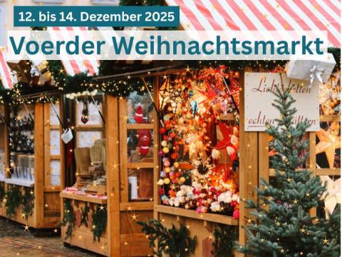 Bunte und festlich geschmückte Holzbuden auf einem Weihnachtsmarkt, umgeben von Lichterketten, Tannenzweigen und Tannenbäumen.  Im Vordergrund steht ein Stand mit leuchtenden Papiersternen und bunten Lichterketten. Oben in der Grafik steht in weißer Schrift auf einem petrolfarbenem Hintergrund: „12. bis 14. Dezember 2025“.  Darunter in großer petrolfarbener Schrift: „Voerder Weihnachtsmarkt“.
