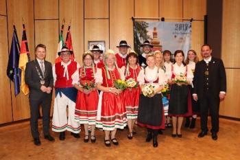 Gruppenfoto mit den Mitgliedern der Krickerhauer Landsmannschaft mit Bürgermeister Dirk Haarmann und Alexander Grolmuss zum 75-jährigen Jubiläum